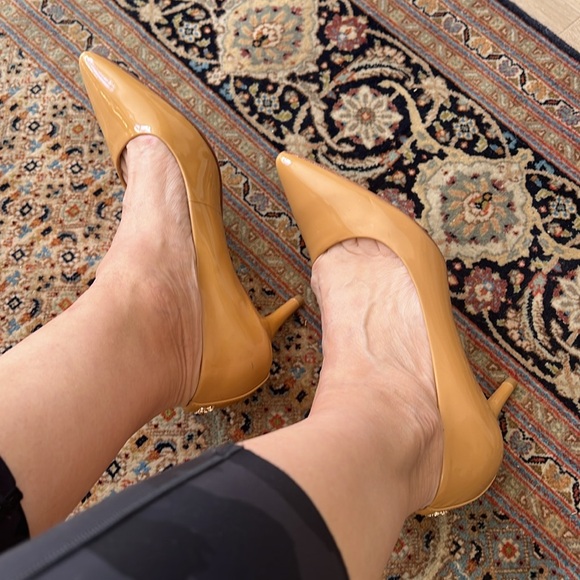A Beautiful and almost new Elegant Patent Tan COACH Women's Shoes size 37 (6.5) - Picture 6 of 10